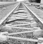 859260 Afbeelding van een spoorlijn met zig-zag dwarsliggers.